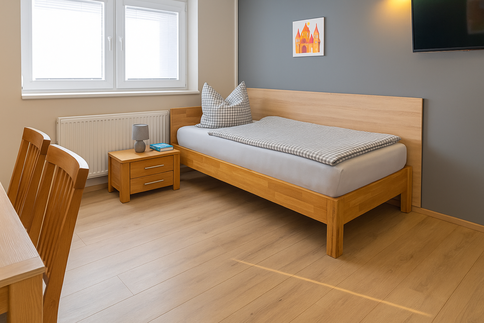 Schlichtes, modernes Einzelzimmer mit Holzbett und kariertem Bettzeug, kleinem Nachttisch mit Lampe neben einem großen Fenster, grauer Akzentwand mit Wandlampe und wandmontiertem Fernseher sowie hellem Holzfußboden.