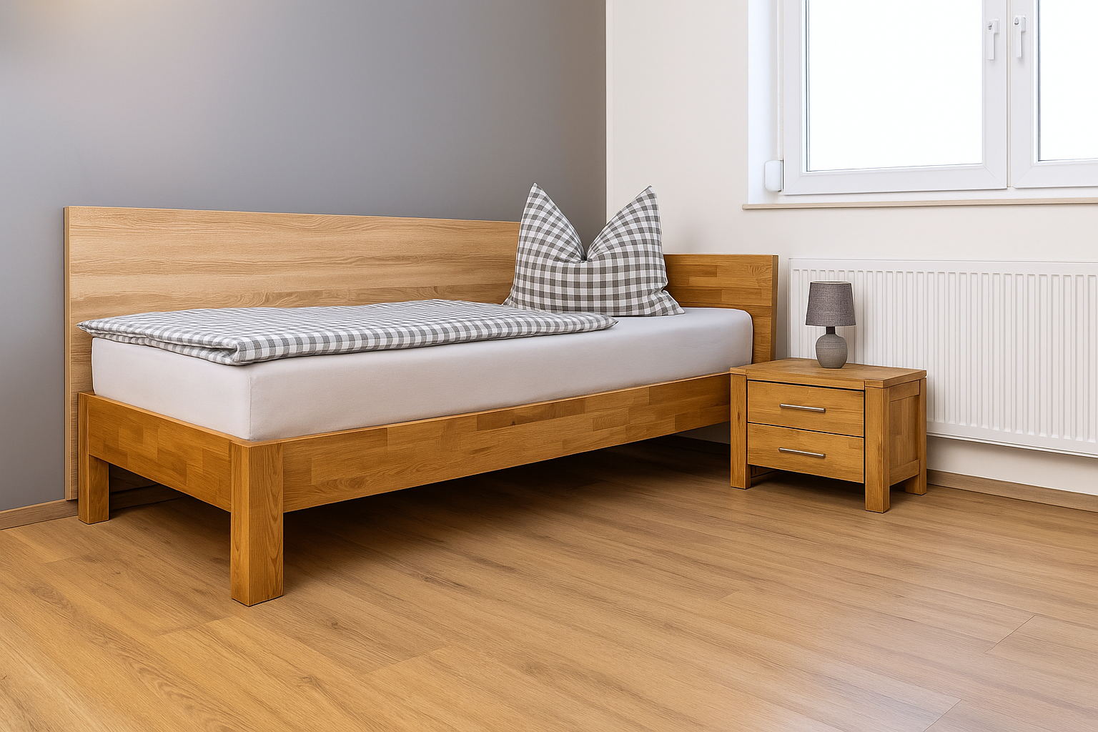 Schlichtes Schlafzimmer mit einem hellen Holz-Einzelbett, weißer Matratze und grauweiß kariertem Bettzeug sowie passendem Nachttisch mit grauer Lampe vor Fenster und Heizkörper auf hellem Holzboden.